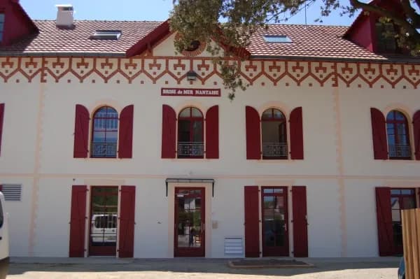 façade rouge et blanche 