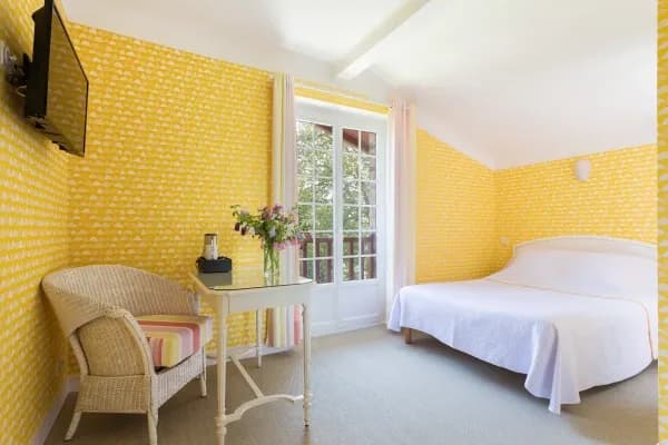 lit double chambre jaune 