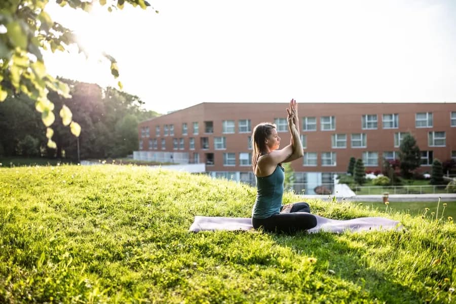 cure thermale en croatie - Séance de Yoga dans la jardin de l'hotel