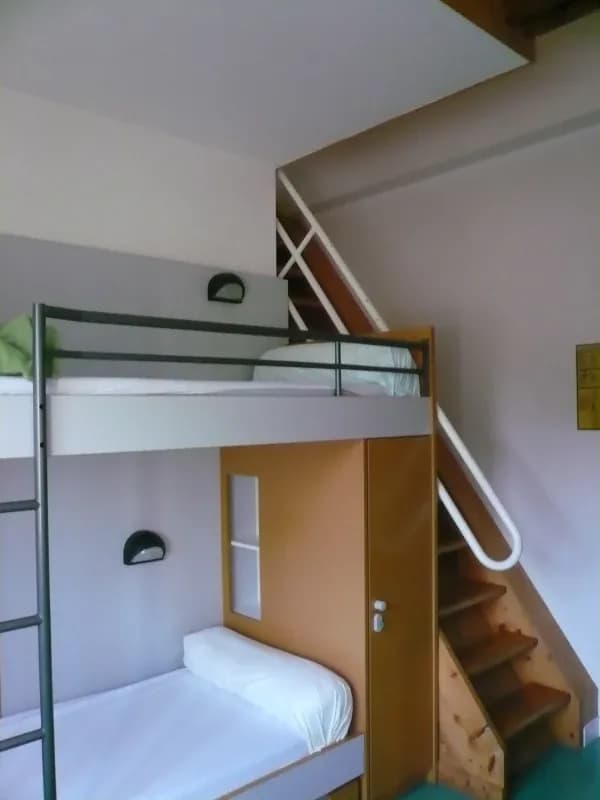 lits superposés avec des escaliers donnant sur un étage 