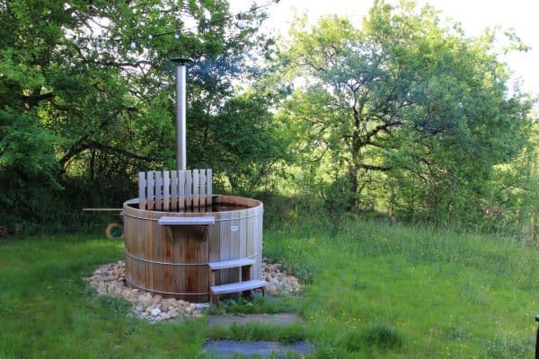 logement insolite lot - bain nordique installé dans le jardin