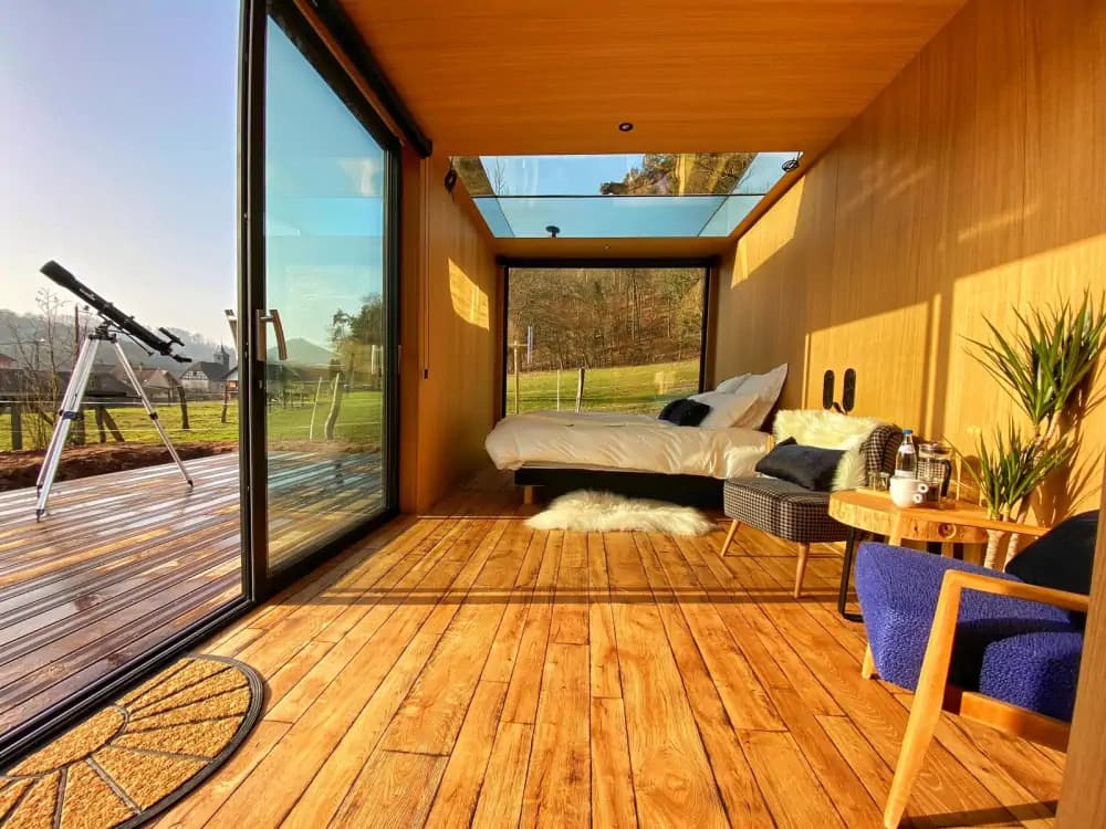 ecolodge vosges - Chambre lit double avec grande baie vitrée vue sur la nature