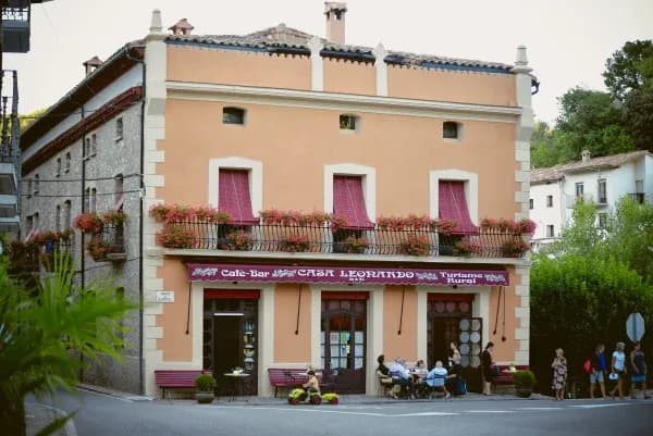 hôtel orange avec des volets rouges 