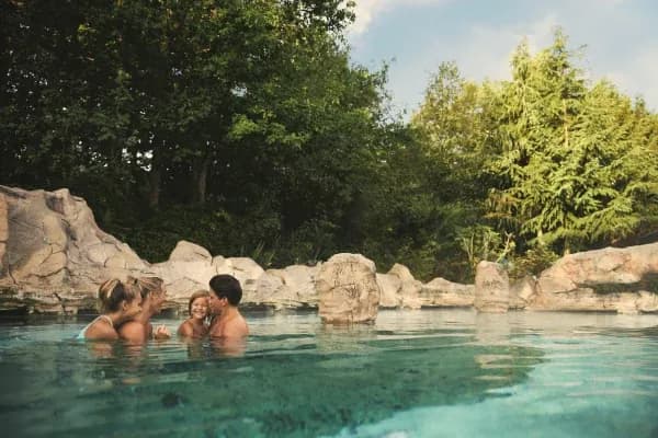 piscine extérieur avec une famille 