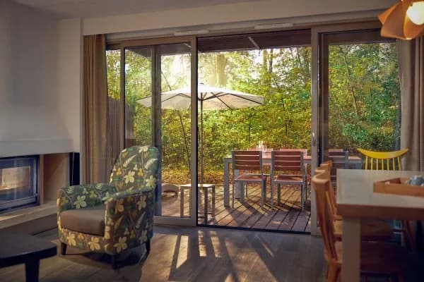 salon ouvert sur la forêt avec terrasse 