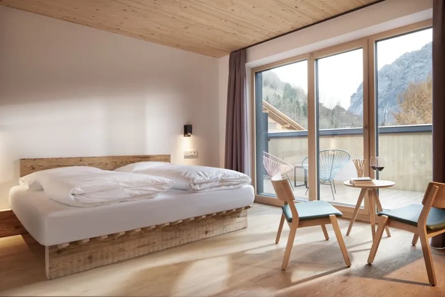 hotel vorarlberg austria - Chambre lit double blanche et bois avec terrasse