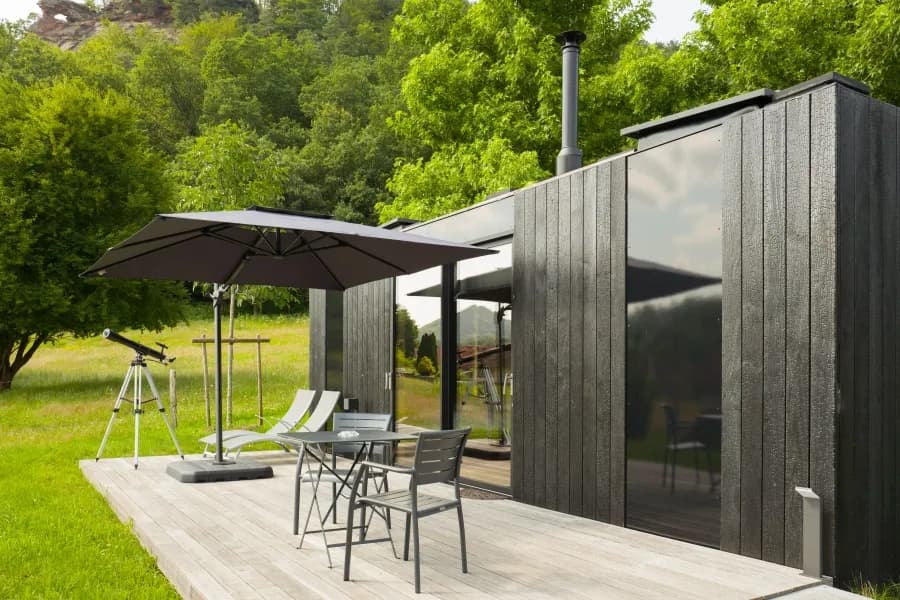 Ecolodge en bois au milieu de la forêt avec terrasse en bois