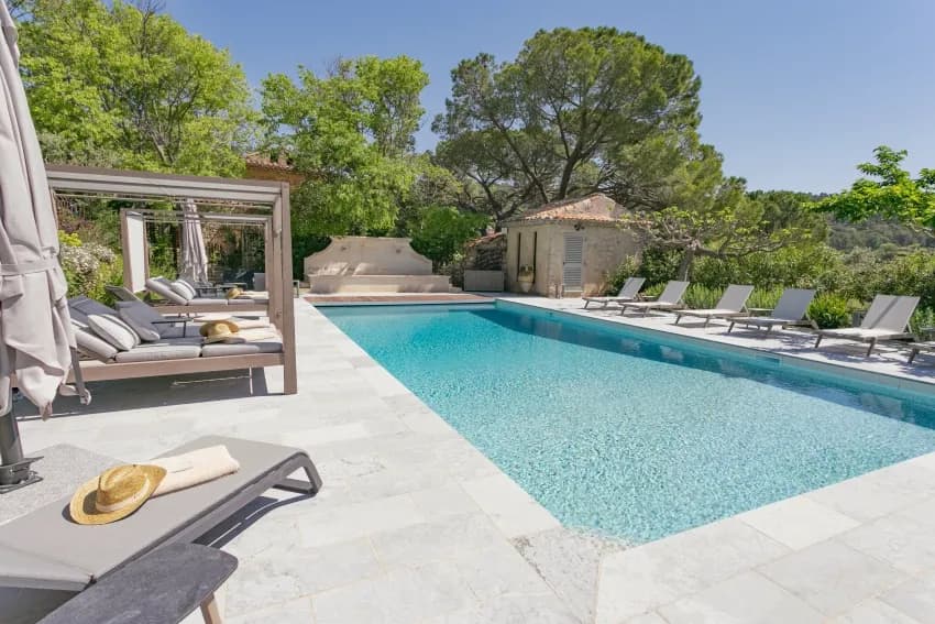 Piscine avec terrasse