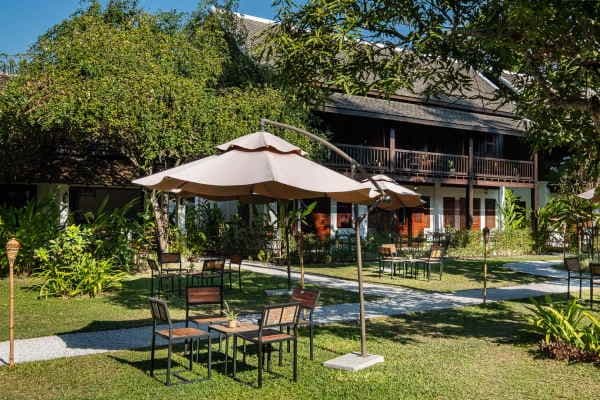 cours exterieure ave table et chaises hotel au laos.