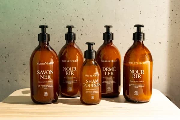 cinq bidons de savon marron 