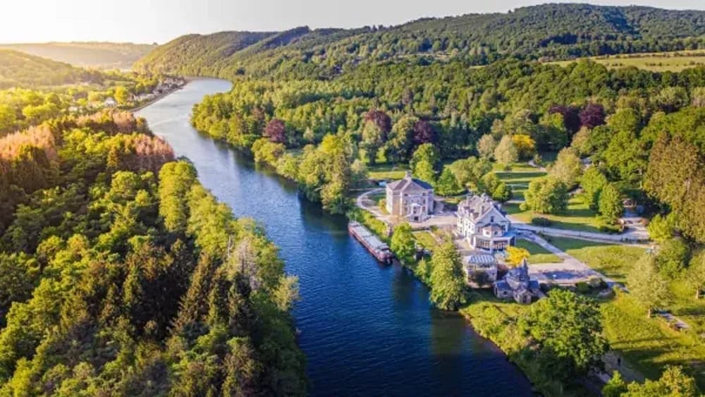 Domaine vue du ciel avec vue sur le fleuve et la forêt