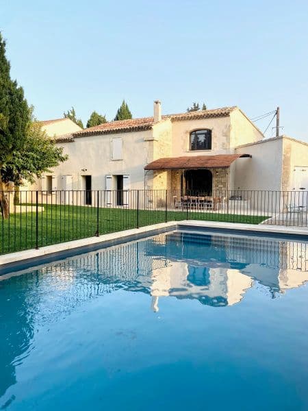 Photo de la maison avec au premier plan la piscine