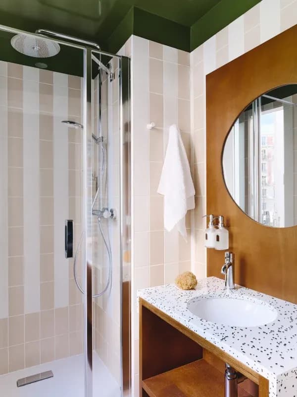 salle de bain avec une douche 