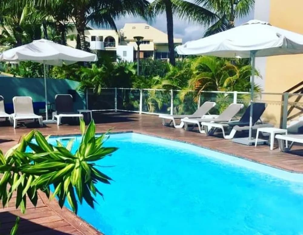 Piscine sécurisée avec terrasse en bois