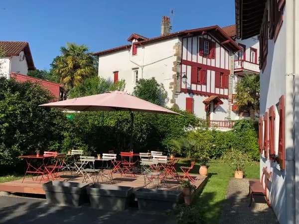 jardin avec terrasse aménagée 