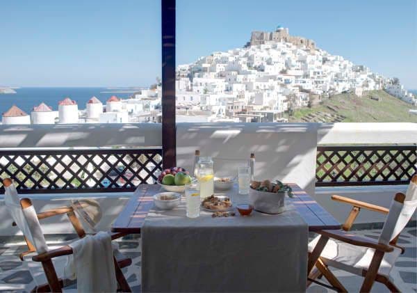 table du petit dejeuner dressée avec une vue spectaculaire sur la ville