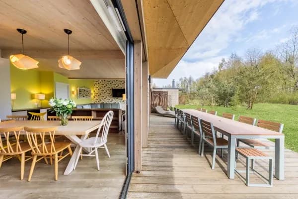 salon ouvert avec terrasse et jardin