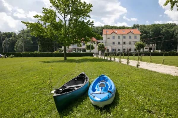 jardin avec deux canoës 