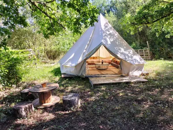 tente aménagée dans la nature 