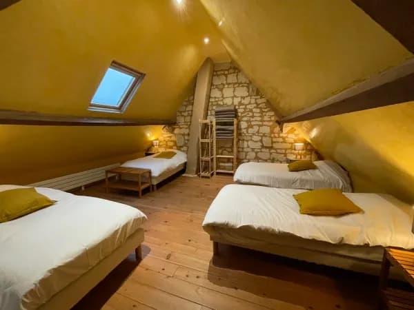 plusieurs lits simples dans une chambre 