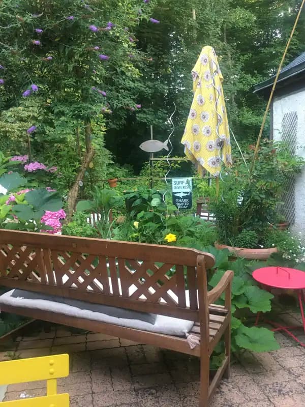 potager avec un banc en bois 