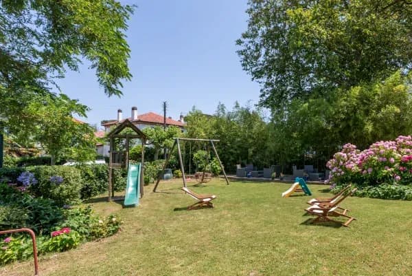 jardin avec des jeux pour enfants 