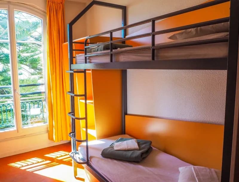 Chambre avec 1 lit superposé orange