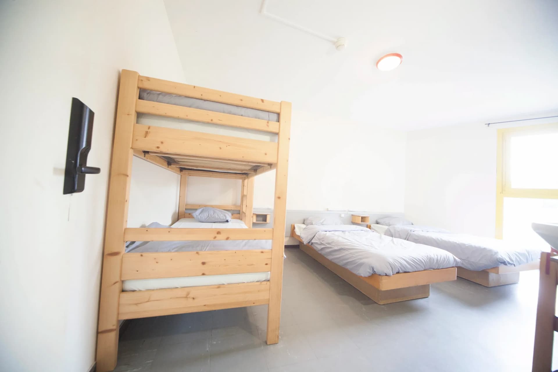 auberge de jeunesse strasbourg - Chambre avec 1 lit superposé et deux lits simples bois et grise