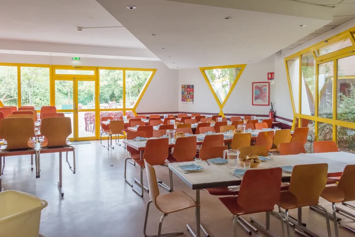 auberge de jeunesse strasbourg - Salle de restauration jaune et orange