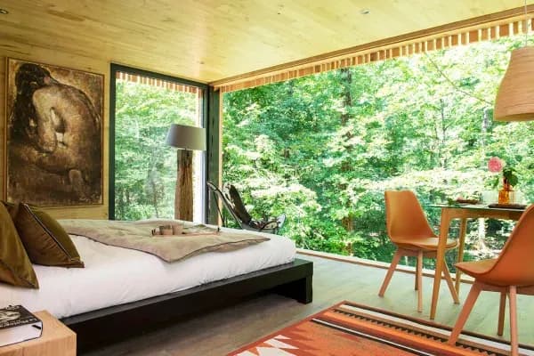 chambre avec baie vitrée et forêt 