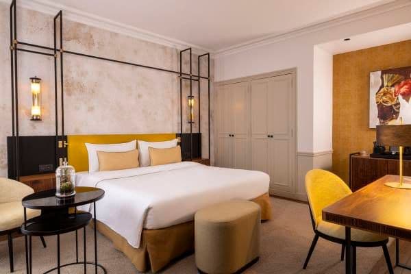 hôtel paris 6e arrondissement - Chambre double avec des touches de couleur moutarde