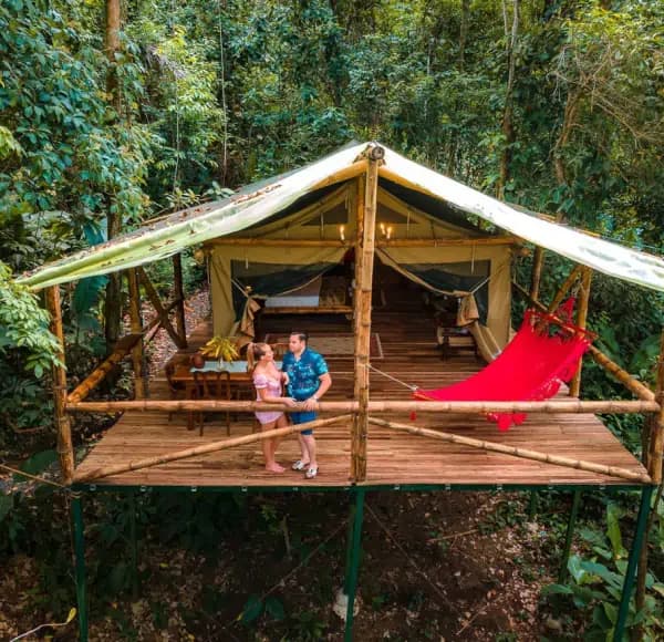 cabane dans la jungle avec un couple 