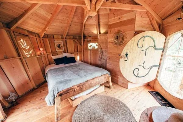 lit double dans un pièce atypique en bois 