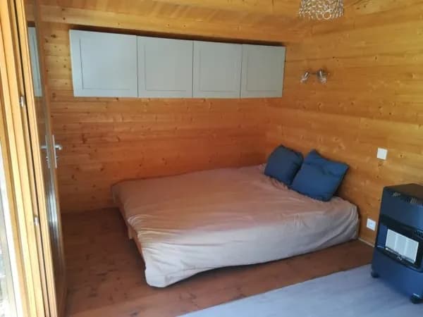 lit double dans une chambre 