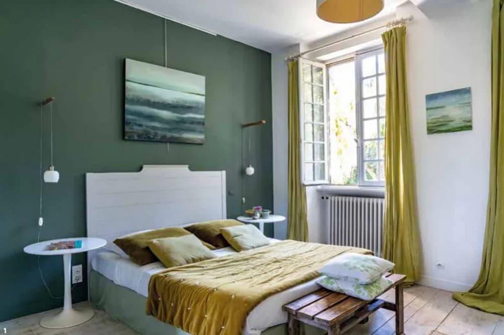 Chambre lit double, verte et jaune