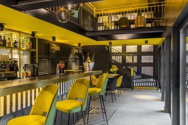 hôtel paris 9ème arrondissement - haull restaurant en jaune 