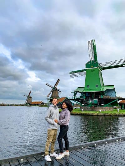 Couple jenny et benoit devant un grand moulin vert