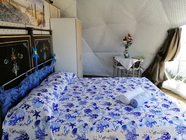 lit avec des draps bleu et blanc imprimé 