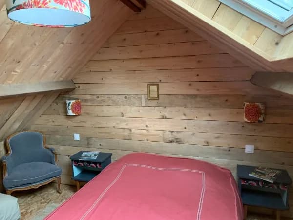 lit double avec murs en bois 