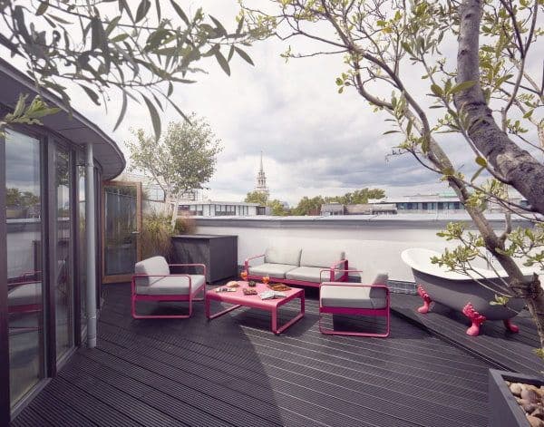 Grande terrasse avec salon de jardin rose