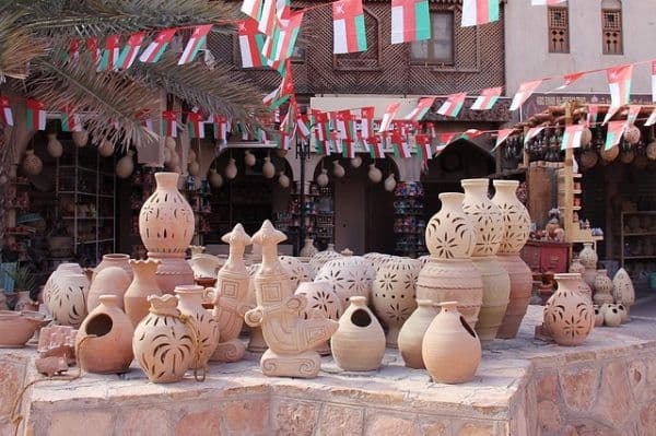 Etalage de poterie devant un magasin de souvenir sur un lieu touristique