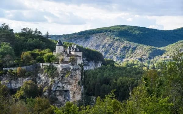 Chateau construite en haut d'un rocher surplombant la région