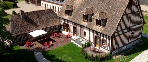 Manoir de Surville - Vue du ciel la bâtisse typique normande et sa grande terrasse extérieure