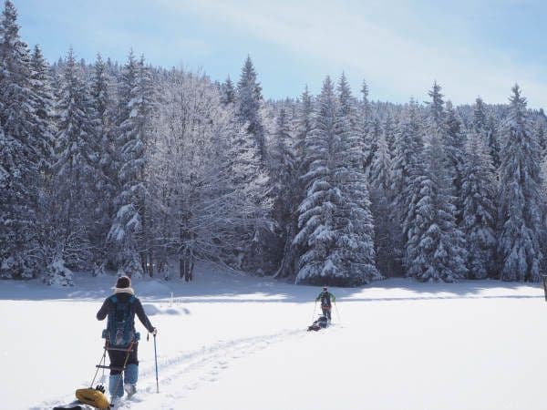 Pulka Vercors - 2 skieurs entrain de randonner dans un paysage enneigé