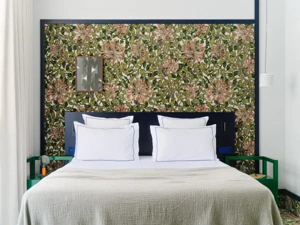 lit double avec un mur fleuries 