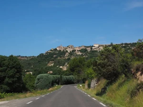 Route de provence menant au village de Gorde