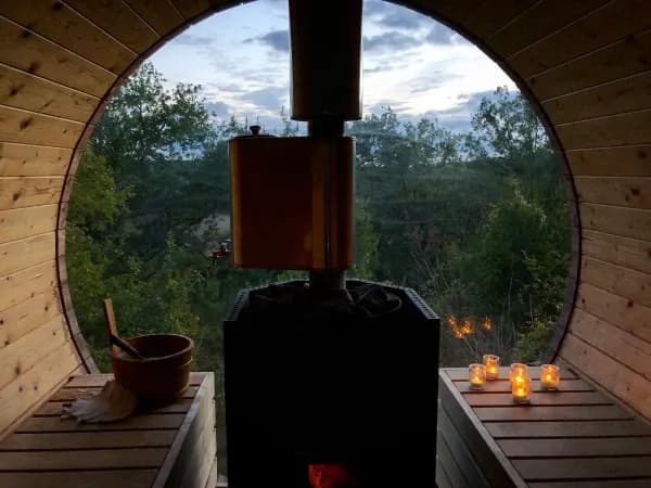 sauna en bois avec vitre vue sur la nature 