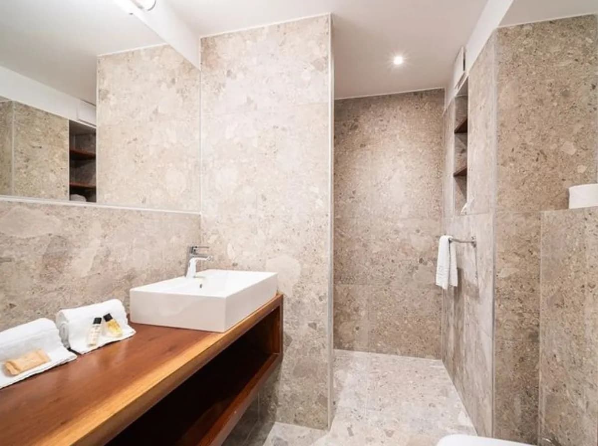Salle de bain style pierre beige et bois