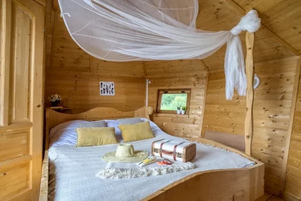 lit double dans une cabane en bois 