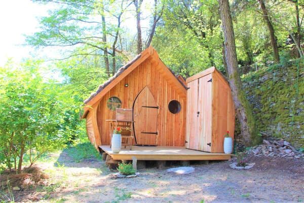 camping cévennes bord de rivière - cabane en bois avec sa terrasse privative